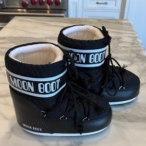 NWOT Moon Boots by Tecnica! Black with white.